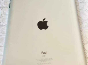 Apple ipad 32gb with covre charger headfone for sa