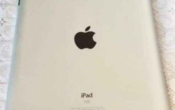 Apple ipad 32gb with covre charger headfone for sa