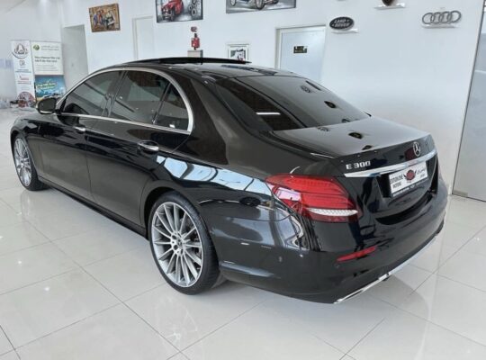 Mercedes E300 full option 2018 Gcc for sale