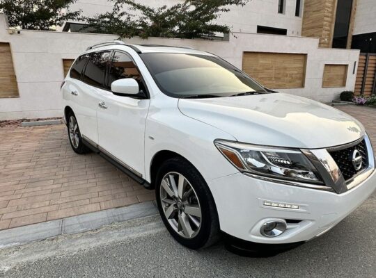 Nissan Pathfinder SV full option 2014 Gcc