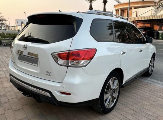 Nissan Pathfinder SV full option 2014 Gcc