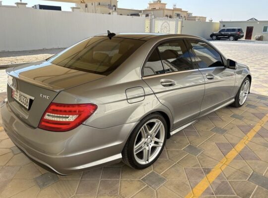 Mercedes C200 Gcc full option 2012 for sale