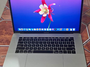 MacBook Pro 2017 15-inch Core i7 16/1tB For Sale