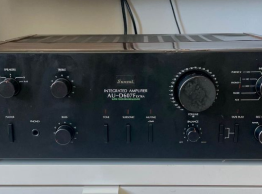 Sansui vintage stereo amplifier for sale