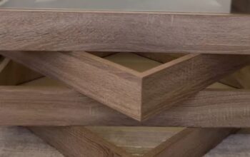 طاولة خشبية بتصميم مميز للبيع