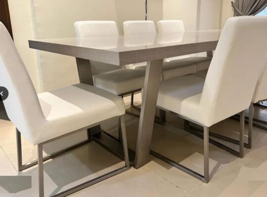 Elegant Dining Table (8 Seats)For Sale