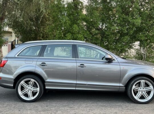 Audi Q7 supercharge 2015 s line in good condition