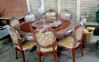 Round Dinnig tabal with 8 chiar For Sale