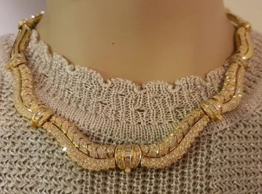EXOTIC BREATHTAKING DIAMOND NECKLACE For Sale