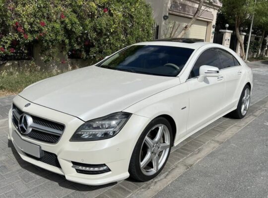 Mercedes CLS 500 AMG Gcc full option 2012 for sale