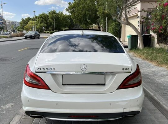 Mercedes CLS 500 AMG Gcc full option 2012 for sale