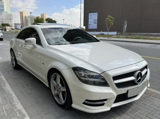 Mercedes CLS 500 AMG Gcc full option 2012 for sale