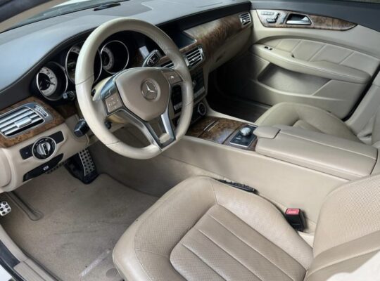 Mercedes CLS 500 AMG Gcc full option 2012 for sale