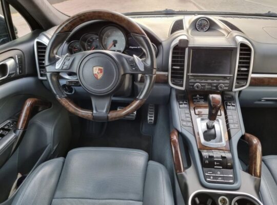 Porsche Cayenne GTS 4.8L Gcc 2013 full option for