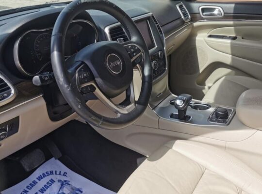 Jeep grand Cherokee 2014 Gcc in good condition for