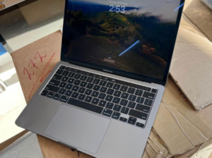 MacBook pro 2019 Touch bar 16/256 Core i5 For Sale