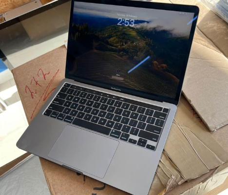 MacBook pro 2019 Touch bar 16/256 Core i5 For Sale