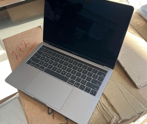 MacBook pro 2019 Touch bar 16/256 Core i5 For Sale