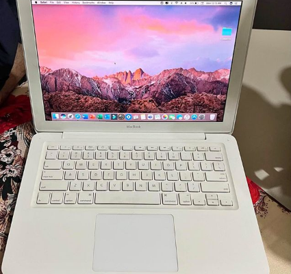 Macbook pro 13-inch 2010 4gb ram 128 ssd Core 2 du