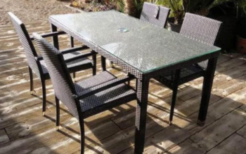 Out door table with chairs For Sale