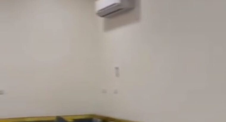 جلسة أرضية مع الطاولات والزولية للبيع