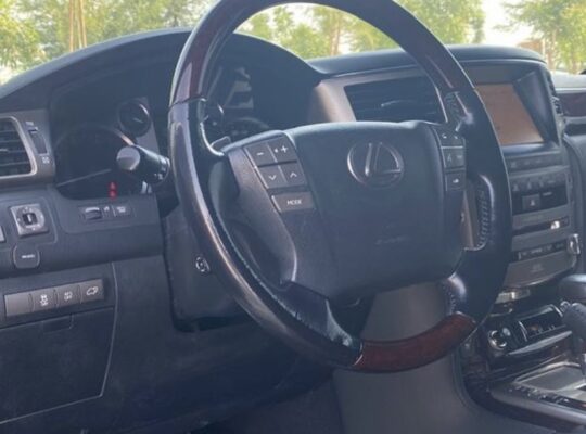 Lexus LX570 full option 2015 Gcc for sale