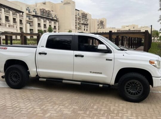 Toyota Tundra SR5 full option 5.7 -2015 for sale