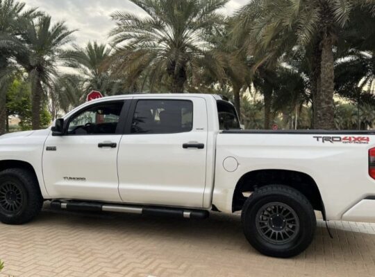 Toyota Tundra SR5 full option 5.7 -2015 for sale