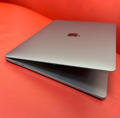 MacBook Pro 2018 15 inch core i7 16 gb 500gb for s