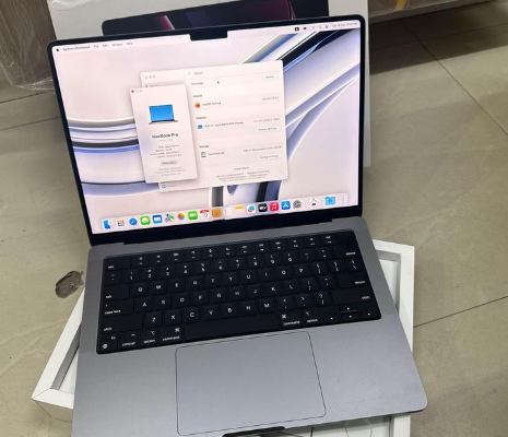 MacBook Pro 2023 m2 with 16 gb ram and 512 ssd for