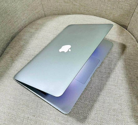 Macbook air 11-inch 2015 4/128 Core i5 For Sale