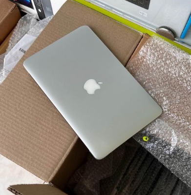 Macbook air 11-inch 2015 4/128 Core i5 For Sale