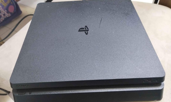 PS4 slim CUH-2218B for sale