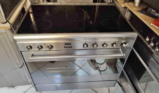 SMEG LATEST MODEL 5 HOBS OVEN FOR SALE