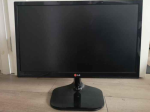 Slim & wide display LG 22″ LED monitor For Sale