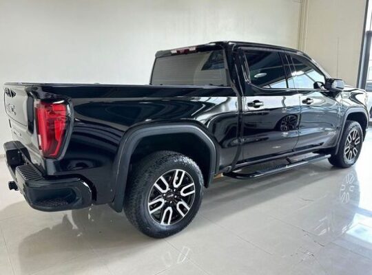 GMC Sierra AT4 6.2L Gcc fully loaded 2022 for sale