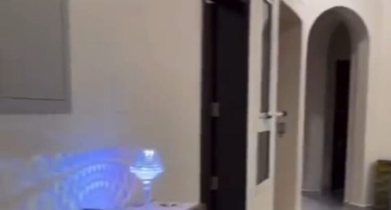 جلسة أرضية مع الطاولات والزوليه للبيع