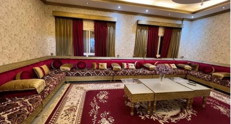 طقم مجلس كبير مع ثلاث طاولات للبيع