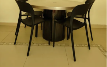 Round Dinning table with 4 chairs for sale