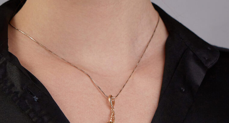 Elegant pendant with amber For Sale