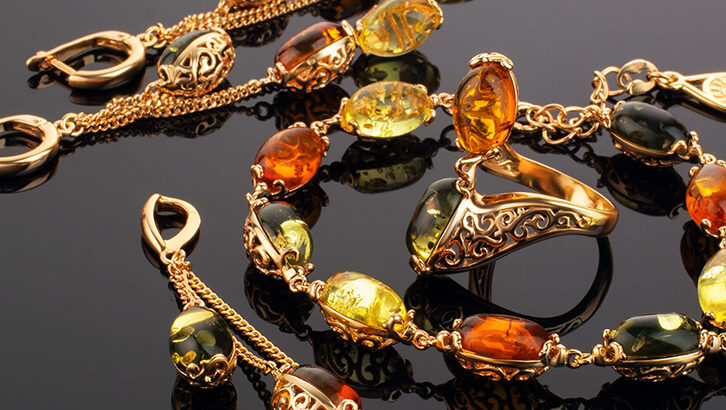 Elegant pendant with amber For Sale