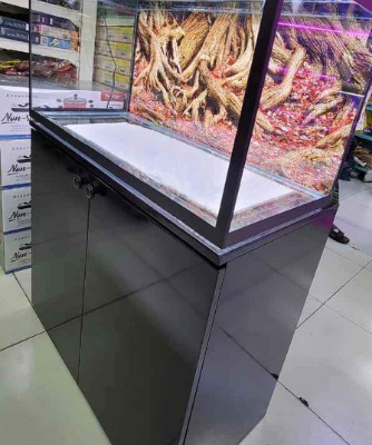 Brand new Fish Tank WithCabinet Doors For Sale