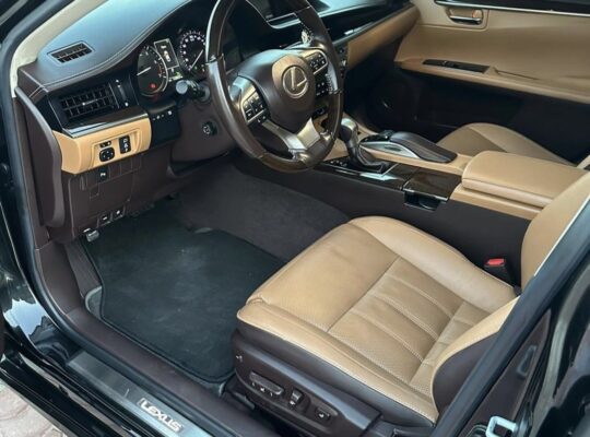 Lexus ES350 full option 2017 Gcc in good condition