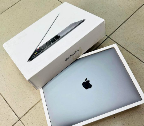 MacBook Pro 2020 13.3inch with 8 gb ram and 256 ss