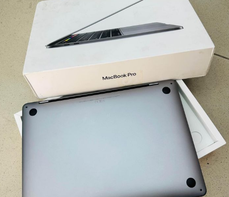 MacBook Pro 2020 13.3inch with 8 gb ram and 256 ss