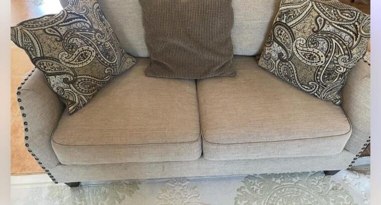 Homes r us للبيع طقم انتريه من