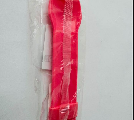 Cat/kitten treat spoon dispenser for easy squeeze