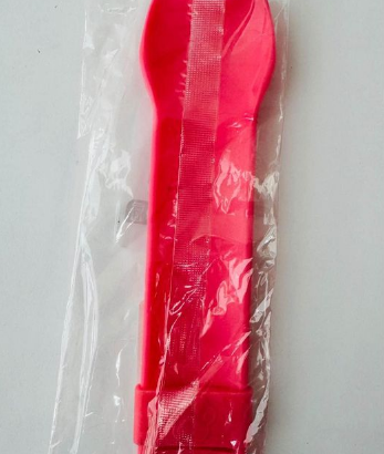 Cat/kitten treat spoon dispenser for easy squeeze
