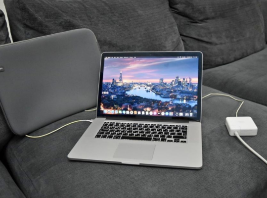 Apple Macbook pro 2015 15 inch retina display for