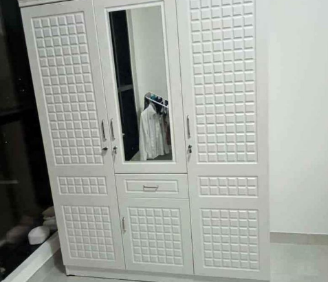 Cabinet 3 door selling brand new for sale
